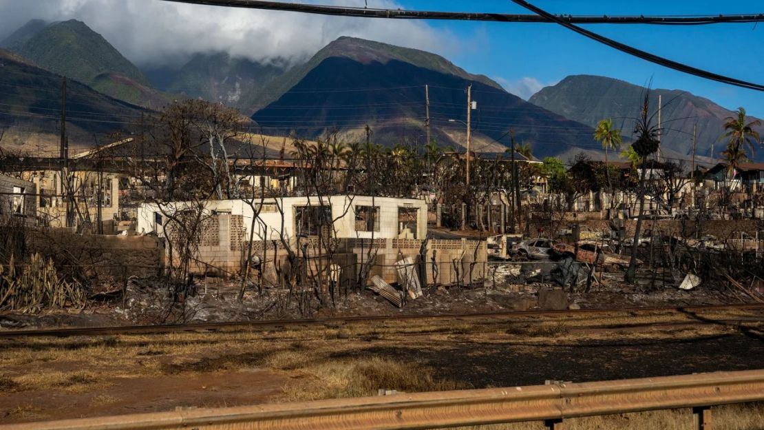 La destrucción de Lahaina, vista desde la única carretera de acceso a la ciudad. Crédito: Evelio Contreras/CNN