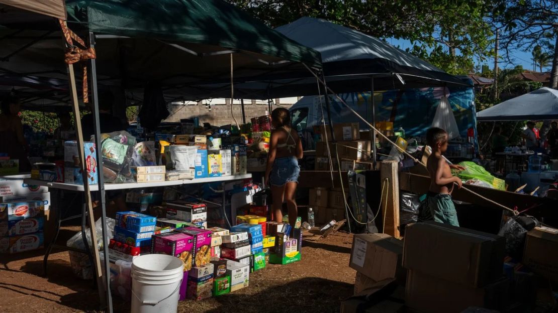 Los suministros se clasifican, almacenan y envían desde debajo de una lona azul. Crédito: Evelio Contreras/CNN