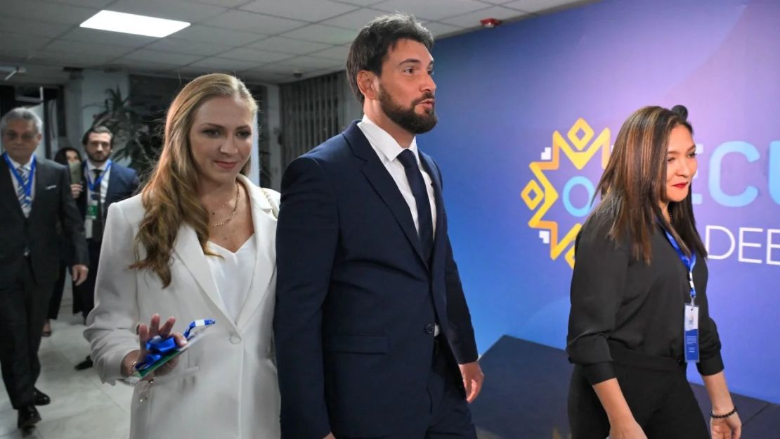 El candidato presidencial ecuatoriano Jan Topic, acompañado de su esposa Pity Guzmán, antes del debate presidencial del domingo. Crédito: Rodrigo Buendía/AFP/Getty Images