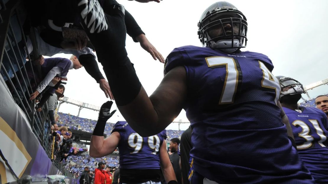 Michael Oher jugó cinco temporadas con los Baltimore Ravens a lo largo de sus ocho años de carrera en la NFL.Crédito: Larry French/Getty Images