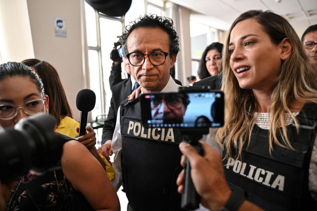 El periodista y candidato presidencial por el Movimiento Construye, Christian Zurita, es fotografiado junto a su compañera de fórmula, la candidata a la vicepresidencia Andrea González en Quito, el 13 de agosto de 2023.