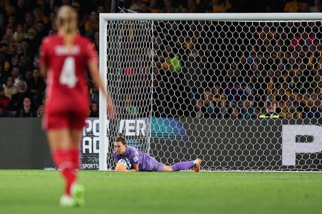 Mackenzie Arnold de Australia en acción durante el partido de la Copa Mundial Femenina de la FIFA entre Australia y Dinamarca.