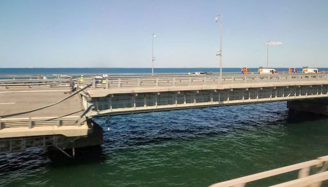 Daños en el puente de Crimea luego del ataque del 17 de julio.