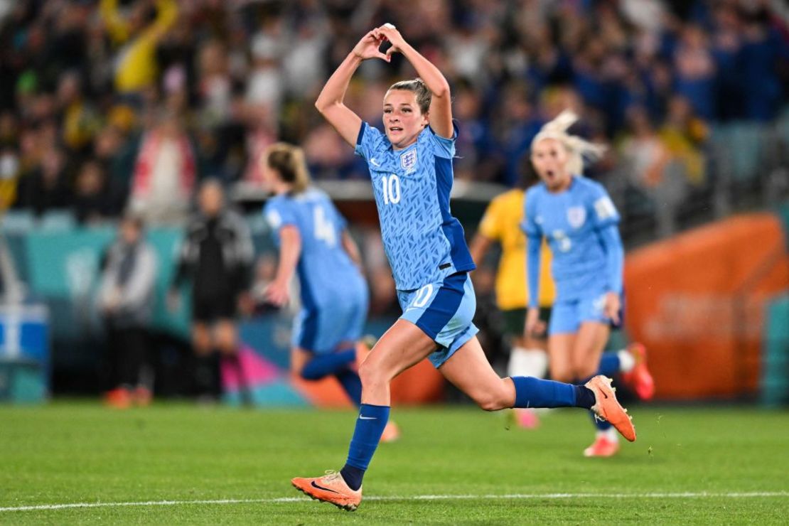 La centrocampista #10 de Inglaterra Ella Toone celebra después de marcar el primer gol de su equipo durante el partido de fútbol de semifinales de la Copa Mundial Femenina de Australia y Nueva Zelanda 2023 entre Australia e Inglaterra en el Estadio Australia en Sídney el 16 de agosto de 2023.