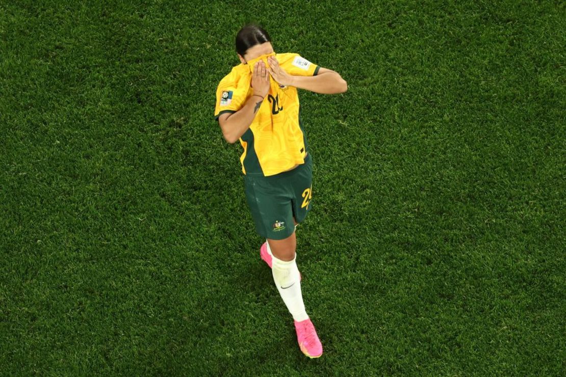 Sam Kerr reacciona tras perder el partido de fútbol de semifinales de la Copa Mundial Femenina de Australia y Nueva Zelanda 2023 entre Australia e Inglaterra en el Stadium Australia de Sídney el 16 de agosto de 2023.