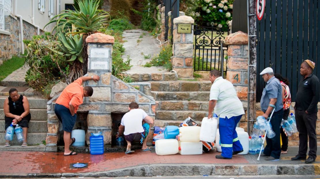 La gente recoge agua potable en Ciudad del Cabo, el 19 de enero de 2018, durante una crisis de agua que vio a la ciudad casi quedarse seca.