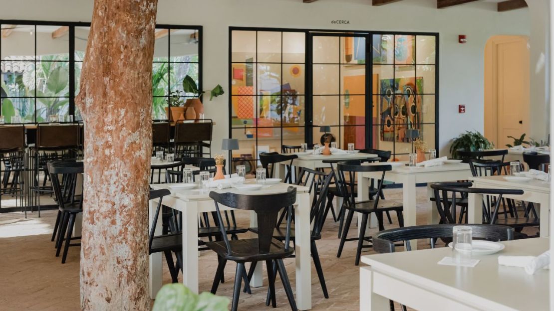 Para evitar talar árboles, el equipo optó por "construir alrededor" de un árbol, que ahora se alza en medio del restaurante del hotel. Crédito: Cortesía de Kirsten Ellis