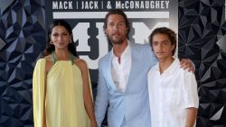 CNNE 1437075 - matthew mcconaughey envia un avion con suministros a hawai