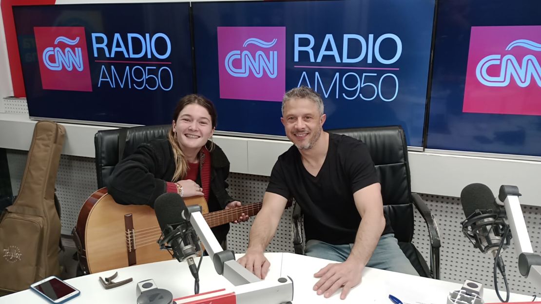 Maggie Cullen junto a Hernán Harris en los estudios de CNN Radio