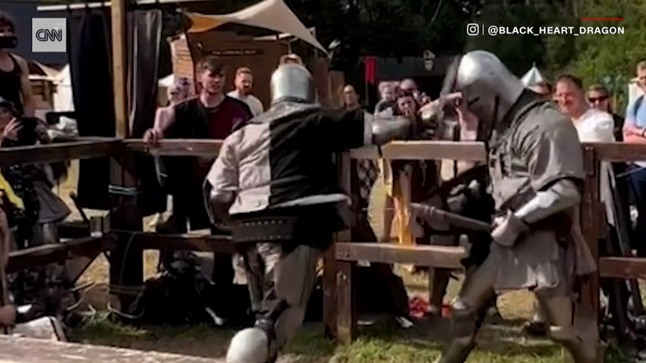 CNNE 1437226 - tom hardy pelea en una justa medieval