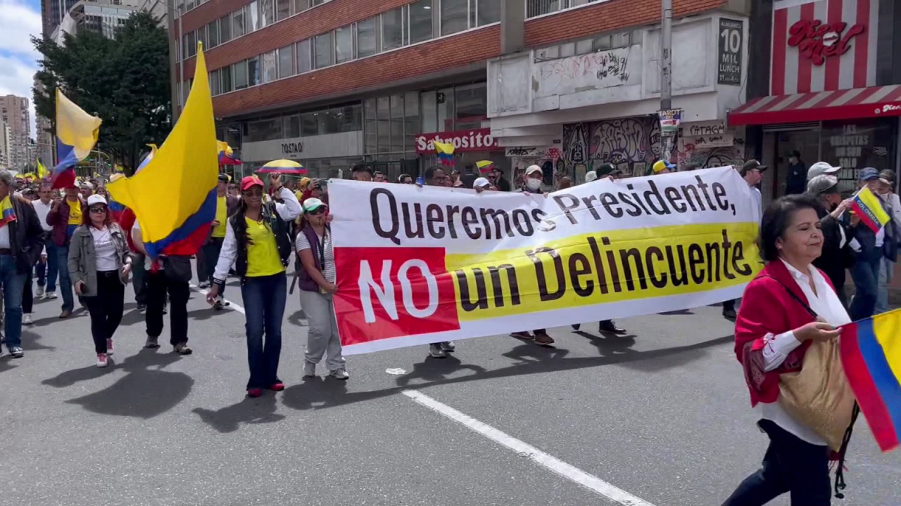 CNNE 1437273 - colombia- marchan contra el gobierno de petro