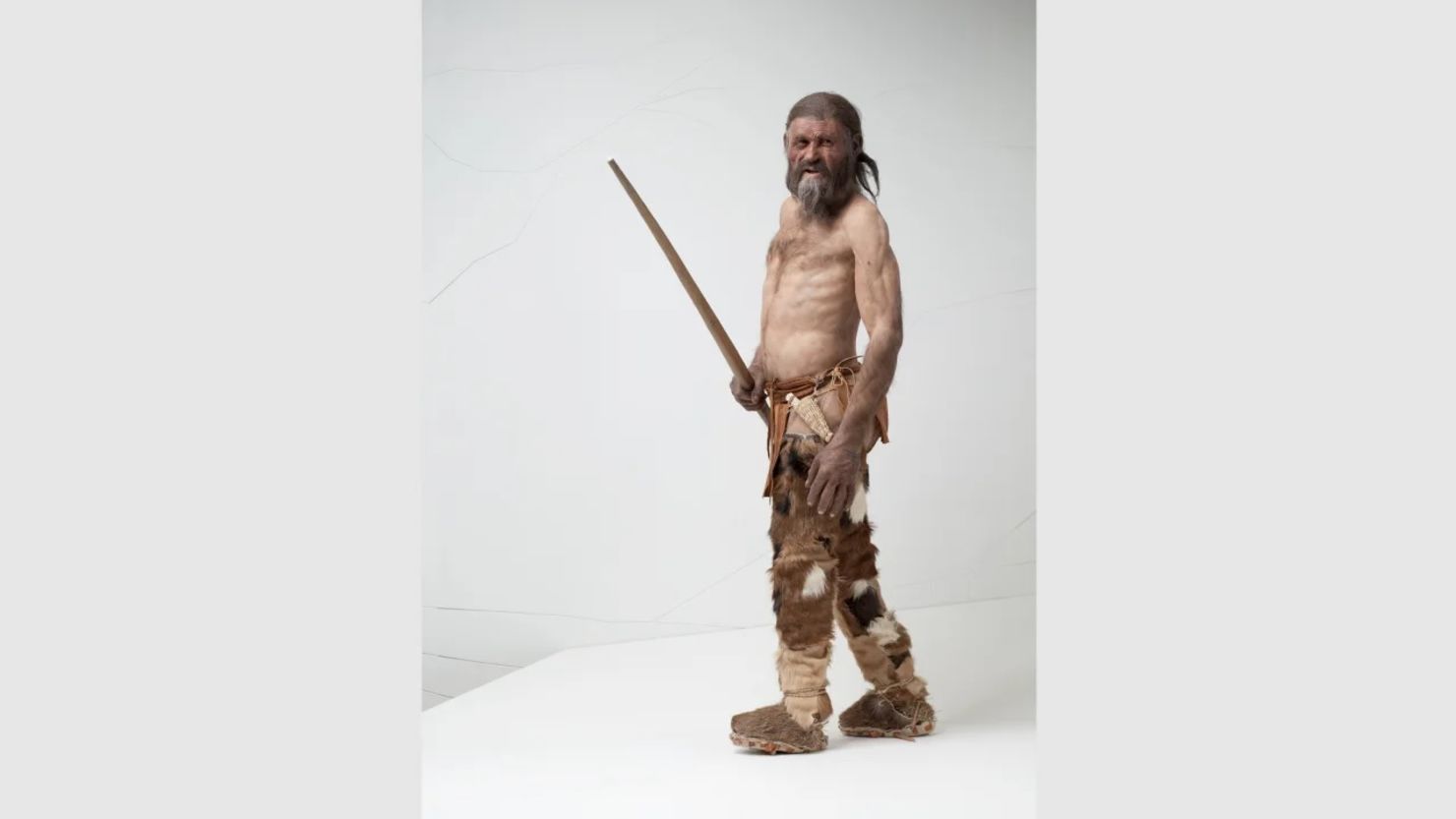 Una reconstrucción de Ötzi, el hombre de los hielos, se muestra en una exhibición en el Museo de Arqueología del Tirol del Sur.