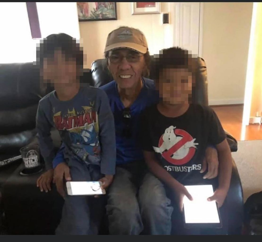 A Buddy Jantoc, de 79 años, de Lahaina, le encantaba pasar su tiempo con la familia, dijo su nieta. (CNN desdibujó partes de esta imagen para proteger la identidad de los menores).