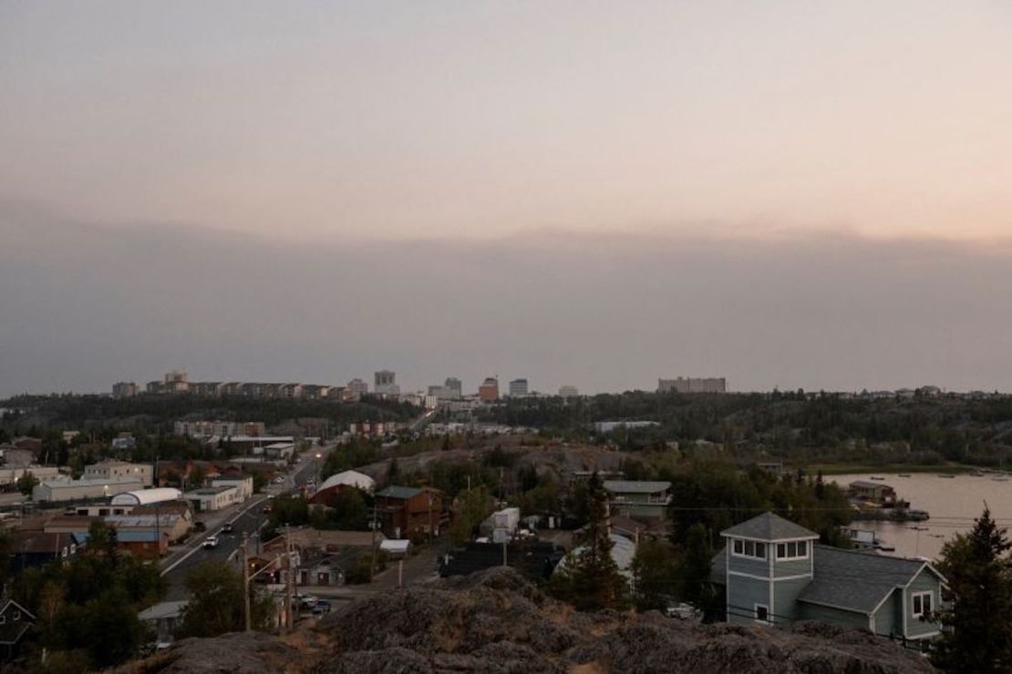 El humo se mueve hacia la ciudad de Yellowknife después de que se declarara el estado de emergencia en los Territorios del Noroeste, Canadá, el 15 de agosto.