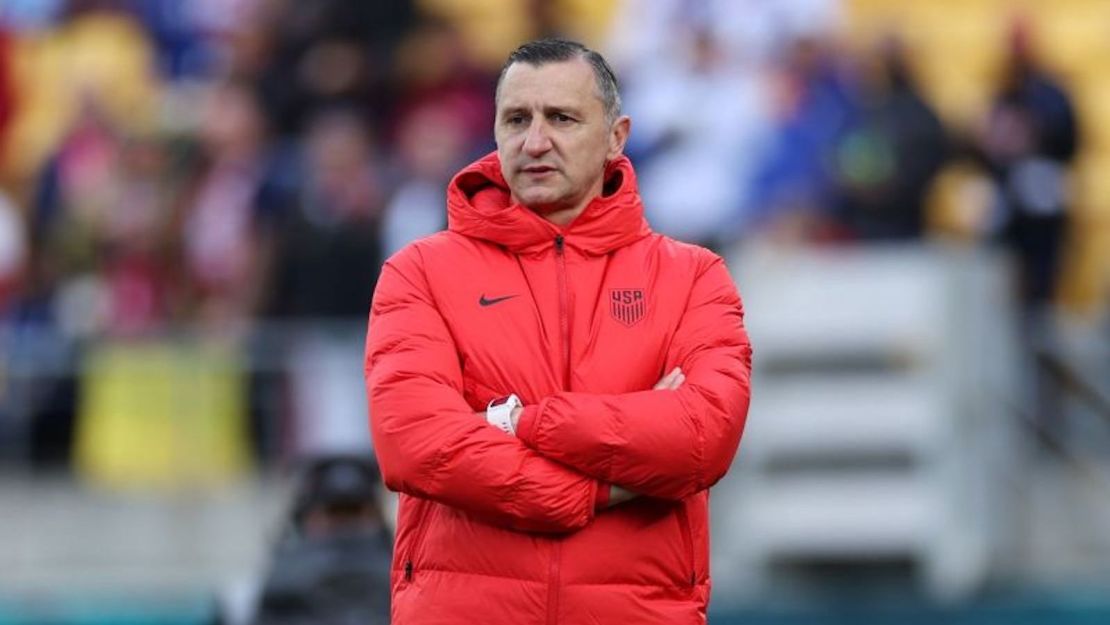 Vlatko Andonovski, entrenador de la selección femenina de EE.UU., observa durante el partido de la Copa Mundial Femenina de la FIFA entre EE.UU. y Países Bajos el 27 de julio de 2023 en Wellington, Nueva Zelandia.