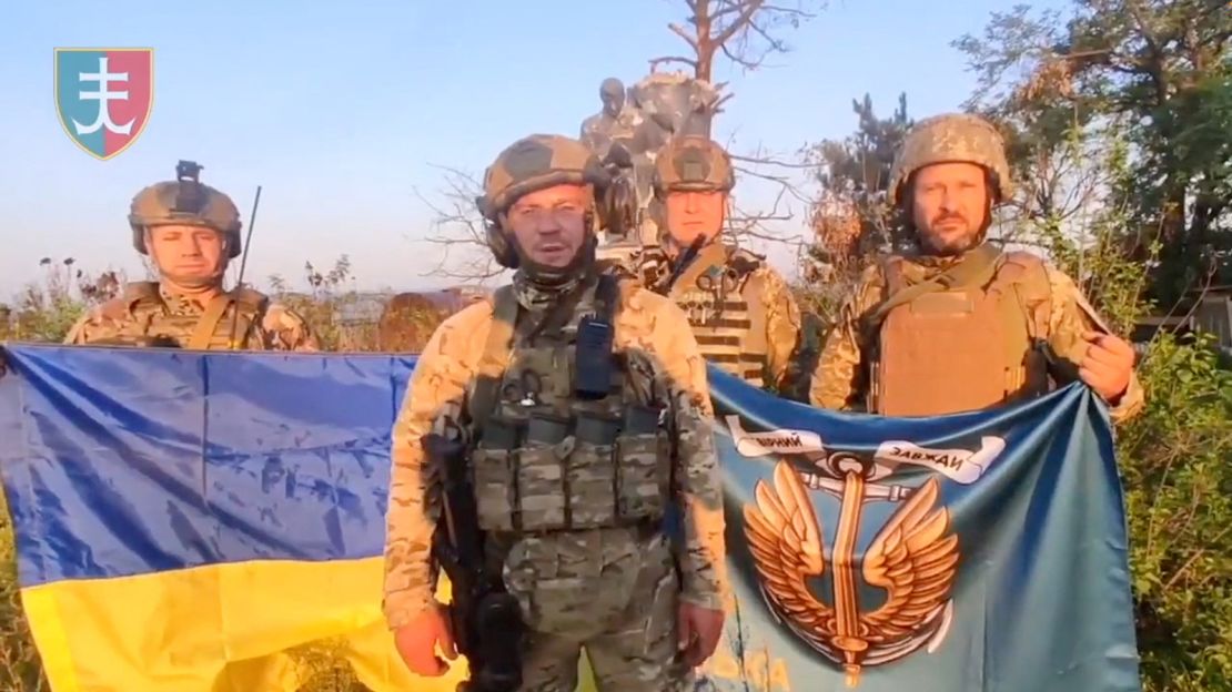 Soldados ucranianos con la bandera de Ucrania en Urozhaine, región de Donetsk, en esta captura de pantalla obtenida de un video difundido el 16 de agosto.