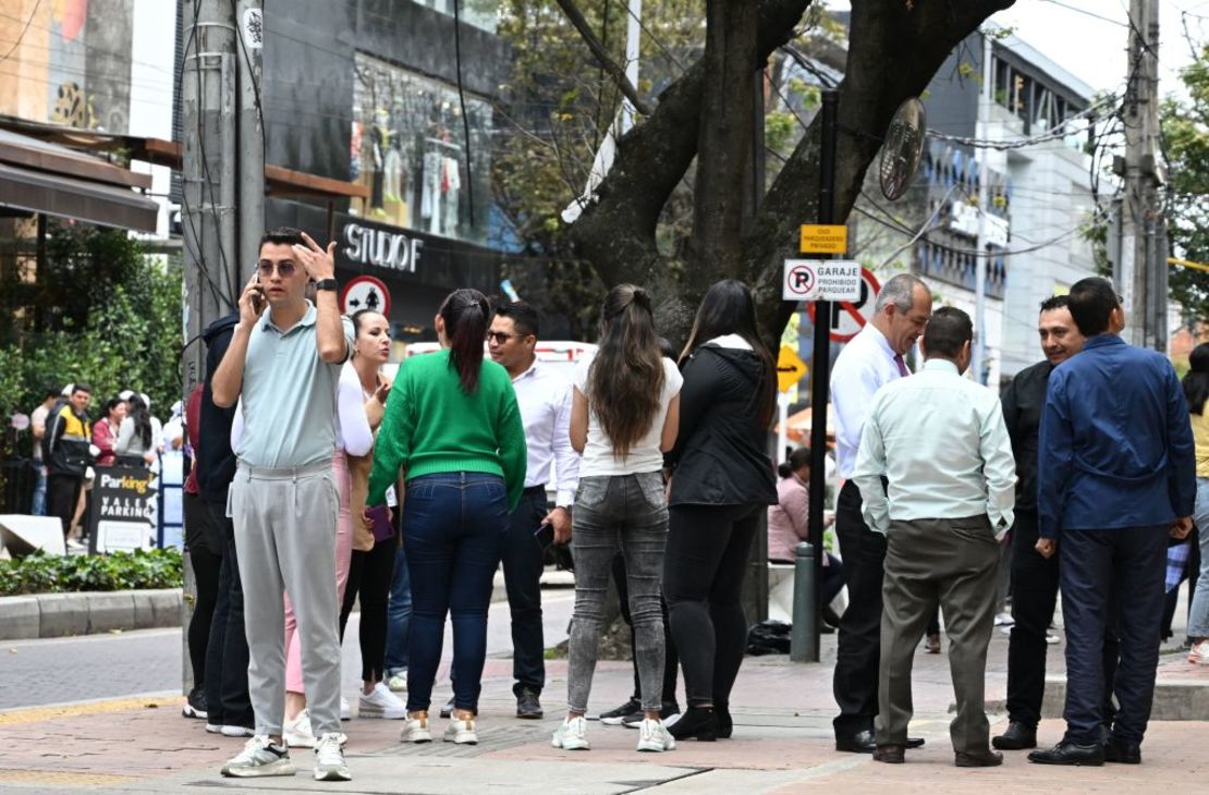 Grupos de personas permanecen en las calles de Bogotá, Colombia, tras un sismo que se sintió en la capital y alrededores el 17 de agosts de 2023.