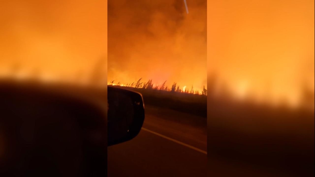 CNNE 1437649 - un auto escapa de las llamas en los incendios de canada