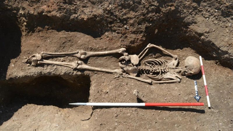 Descubren restos de una joven medieval enterrada boca abajo, posiblemente con los tobillos atados, para evitar su 
