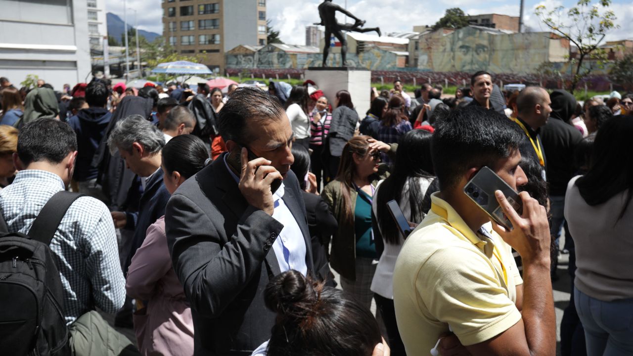 People remain on the streets after an eartquake in Bogota, on August 17, 2023. A strong earthquake shook Bogota midday on Thursday, causing a brief wind of panic in the streets of the Colombian capital, AFP noted. The quake was of a magnitude of 6.1 and took place at 12:04 p.m. local time, according to a bulletin from the Colombian geological service published on the X network (formerly Twitter). Buildings shook, sirens went off and thousands of people, some in panic, immediately came out of the buildings to rush into the streets. (Photo by Juan Pablo Pino / AFP)