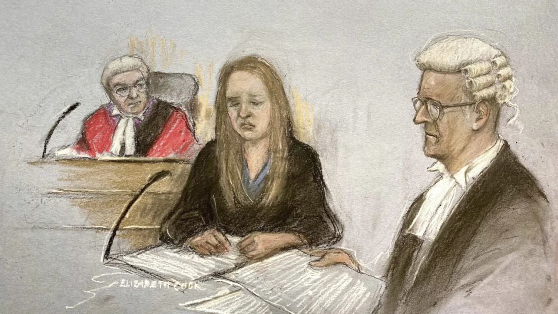 Se muestra a Lucy Letby (centro) escuchando evidencia en un boceto de la sala del tribunal este viernes.