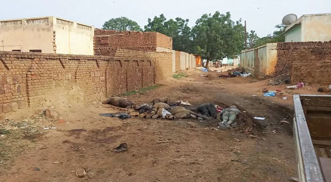 Una foto tomada el 16 de junio de 2023 muestra cadáveres esparcidos por las calles, cerca de algunas casas en El Geneina, capital de Darfur Occidental.