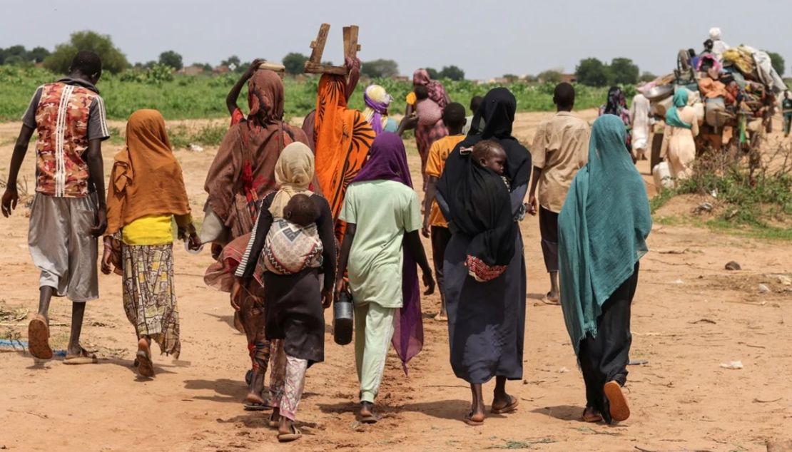 Sudaneses, que huyeron del conflicto de Darfur, cruzan la frontera chadiana hacia Adré el 2 de agosto de 2023.