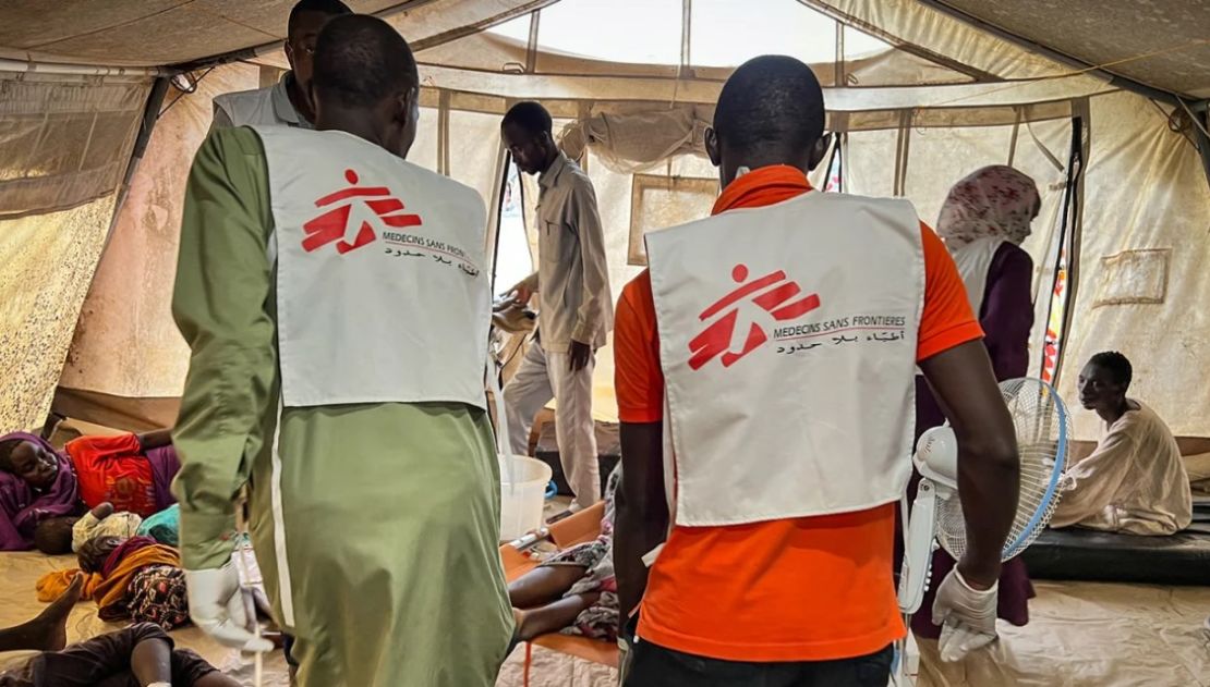 Los equipos de Médicos Sin Fronteras (MSF) asisten a los heridos de guerra de Darfur Occidental en el hospital de Adré, en Chad, el 16 de junio de 2023. Imagen distribuida por MSF