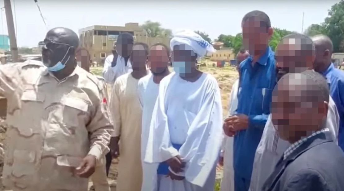 El general Abdelrahman Juma, comandante de RSF en Darfur Occidental, supervisa una operación de "limpieza" en la ciudad. CNN ha difuminado esta imagen para proteger las identidades.