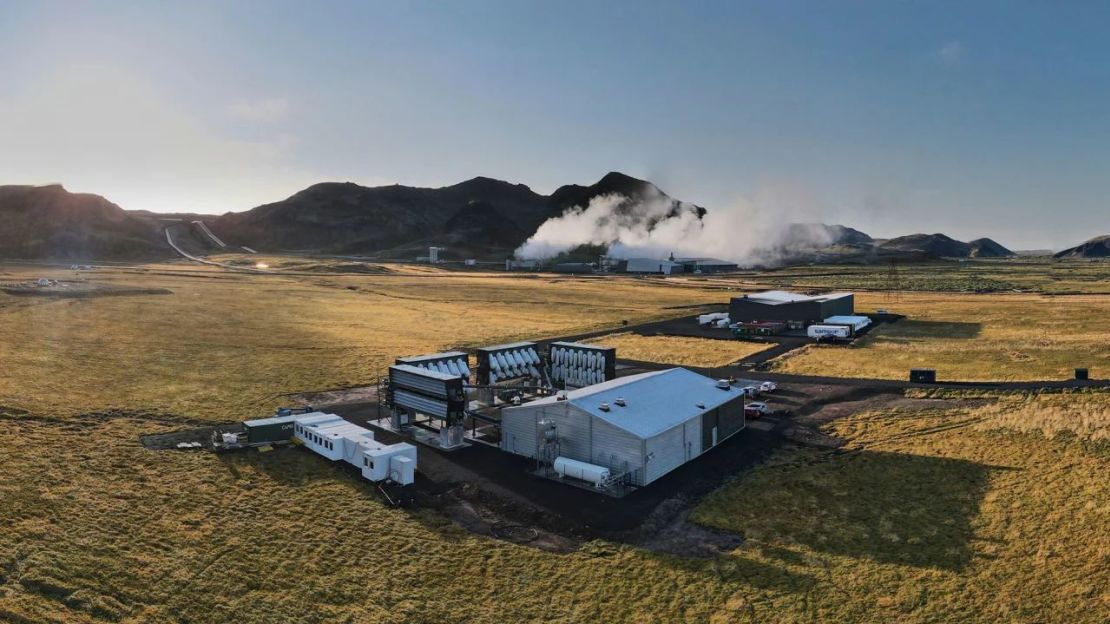 La fábrica de Climeworks en la central eléctrica de Hellisheidi, cerca de Reikiavik, Islandia, utiliza la captura directa del aire para atrapar el dióxido de carbono atmosférico antes de secuestrarlo. Crédito: Halldor Kolbeins/AFP/Getty Images