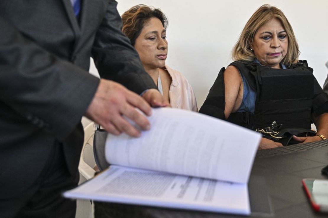 Patricia Barragan y Patricia Villavicencio, hermana de Fernando Villavicencio, durante una conferencia de prensa en la que anunciaron que presentaron una demanda contra el estado ecuatoriano.