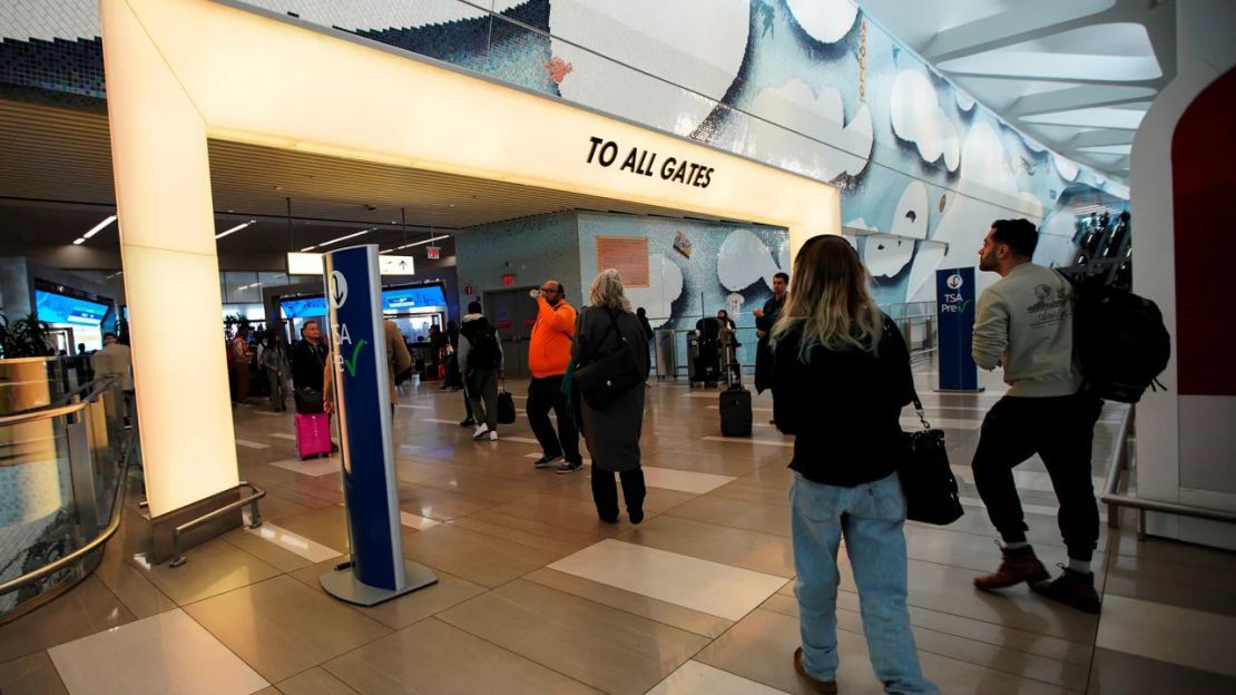 Aeropuerto LaGuardia de Nueva York. Llega temprano y usa zapatillas cómodas.