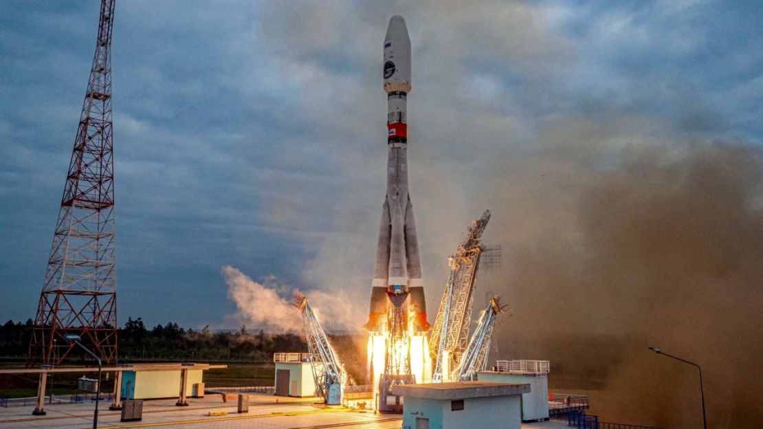 Imagen hecha a partir de un video publicado por la agencia espacial rusa, Roscosmos, del cohete Soyuz-2.1b con el módulo de aterrizaje Luna 25 en una plataforma de lanzamiento en el cosmódromo de Vostochny en el óblast de Amur el 10 de agosto. El lanzamiento de Luna 25 a la luna es el primero de Rusia desde 1976, cuando formaba parte de la Unión Soviética. Roscosmos State Space Corporation/AP