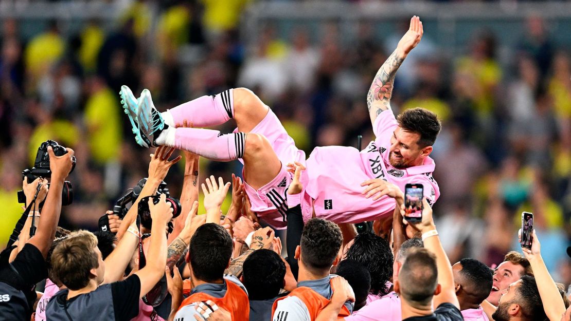 Compañeros de equipo sostienen al delantero argentino del Inter de Miami #10 Lionel Messi mientras celebran después de ganar la final de la Leagues Cup contra el Nashville SC.