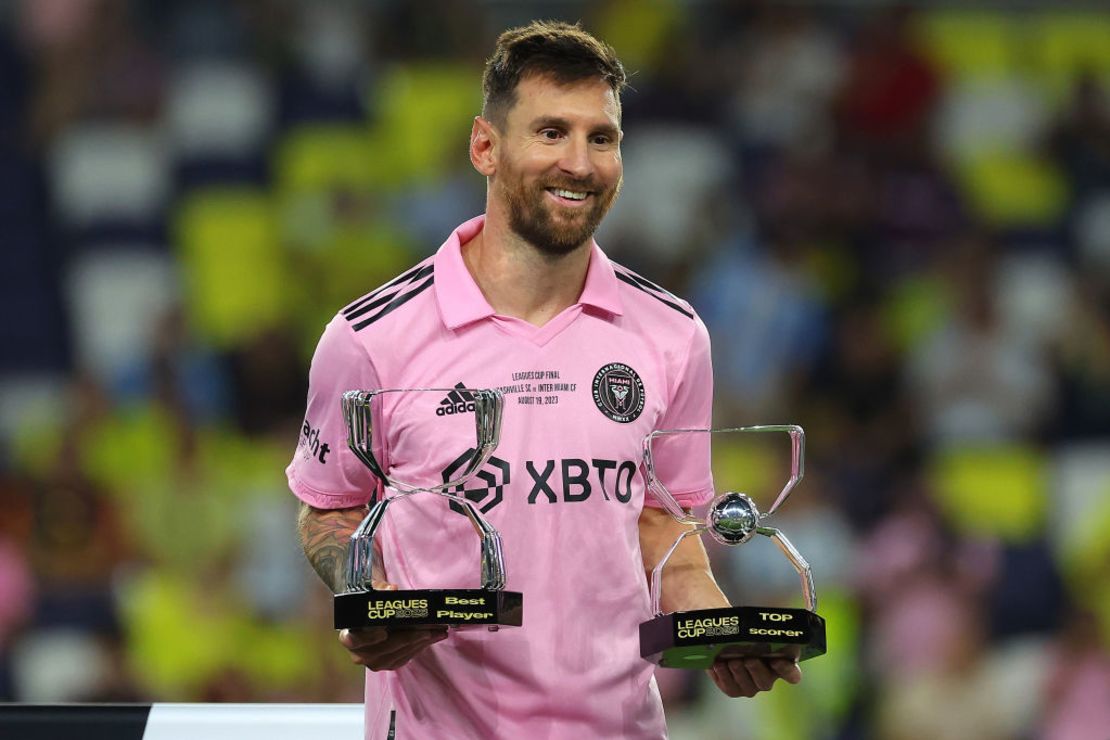 Lionel Messi, del Inter Miami, posa con su Premio al Mejor Jugador y el Premio al Máximo Goleador después de derrotar al Nashville en la final de la Leagues Cup 2023 entre el Inter Miami CF y el Nashville SC en el GEODIS Park el 19 de agosto de 2023 en Nashville, Tennessee.