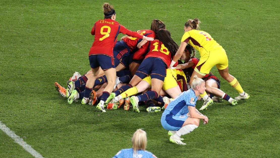 Las jugadoras de España celebran tras la victoria del equipo en el partido final de la Copa Mundial Femenina de la FIFA.