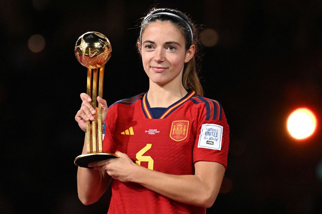 Aitana Bonmati posa tras recibir el premio 'Balón de Oro' después de ganar el partido de fútbol de la final de la Copa Mundial Femenina de Australia y Nueva Zelandia 2023.