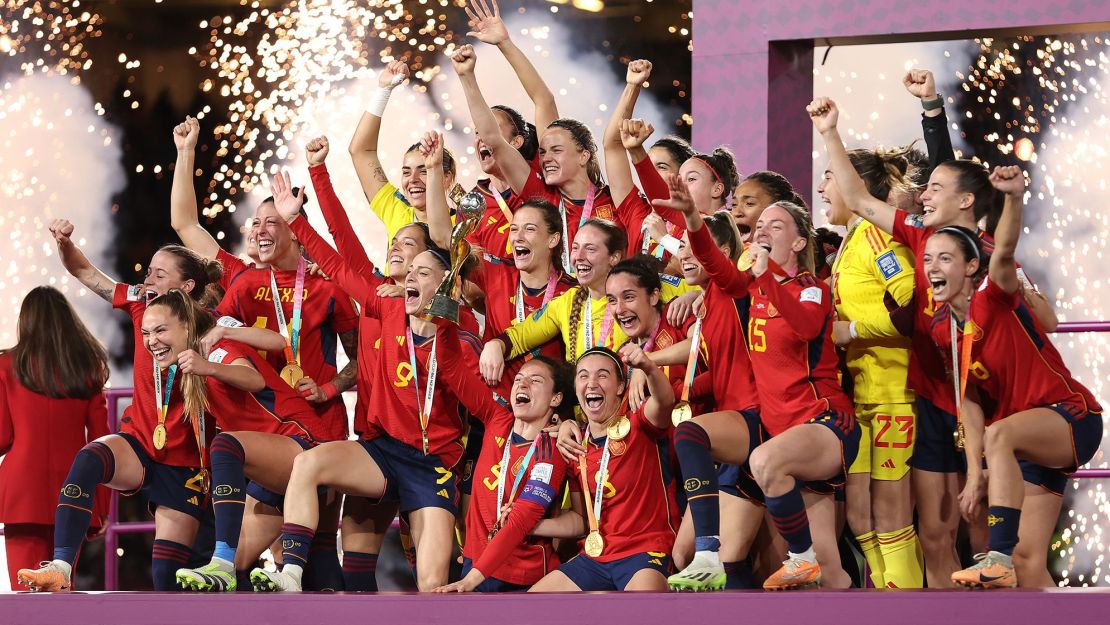 Ivana Andrés de España levanta el Trofeo de la Copa Mundial Femenina de la FIFA luego de la victoria en el partido final de la Copa Mundial Femenina de la FIFA Australia y Nueva Zelanda 2023 entre España e Inglaterra en el Estadio Australia el 20 de agosto de 2023 en Sydney, Australia.Crédito: Cameron Spencer/Getty Images