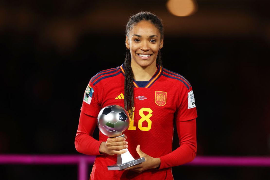 Salma Paralluelo de España posa con el Premio al Mejor Jugador Joven de la FIFA el 20 de agosto de 2023 en Sydney / Gadigal, Australia. Crédito: Catherine Ivill/Getty Images