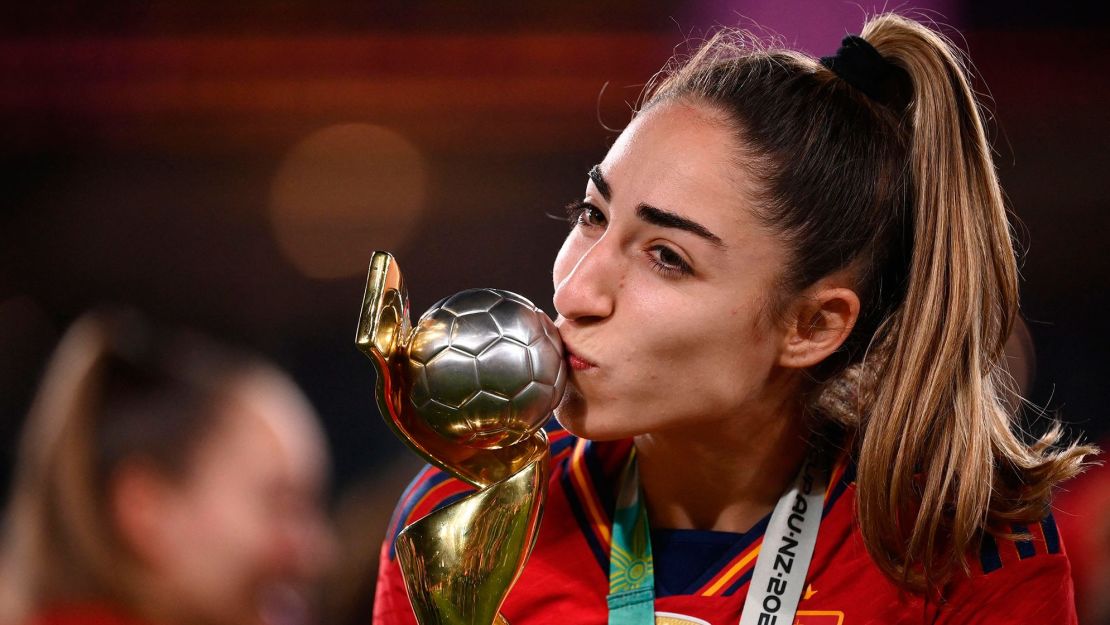 Olga Carmona besa el trofeo después de ganar el partido de la final de la Copa Mundial Femenina de Australia y Nueva Zelandia 2023 entre España e Inglaterra en el Estadio Australia en Sydney el 20 de agosto de 2023.