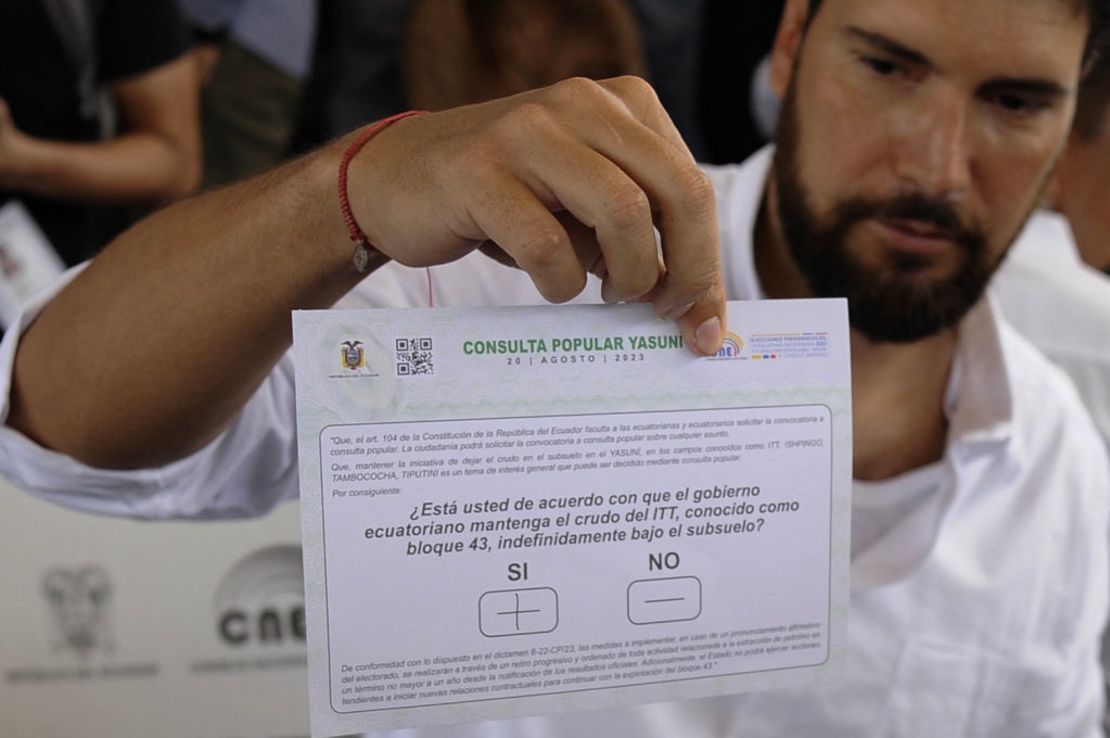 El candidato del partido Por Un País Sin Miedo, Jan Topic, muestra su papeleta mientras vota en un colegio electoral de Guayaquil.