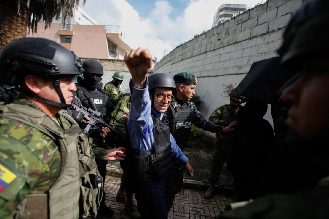 El candidato a la presidencia por el partido Construye, el periodista Christian Zurita, sale tras votar en un colegio electoral, en Quito, en medio de un fuerte dispositivo de seguridad.