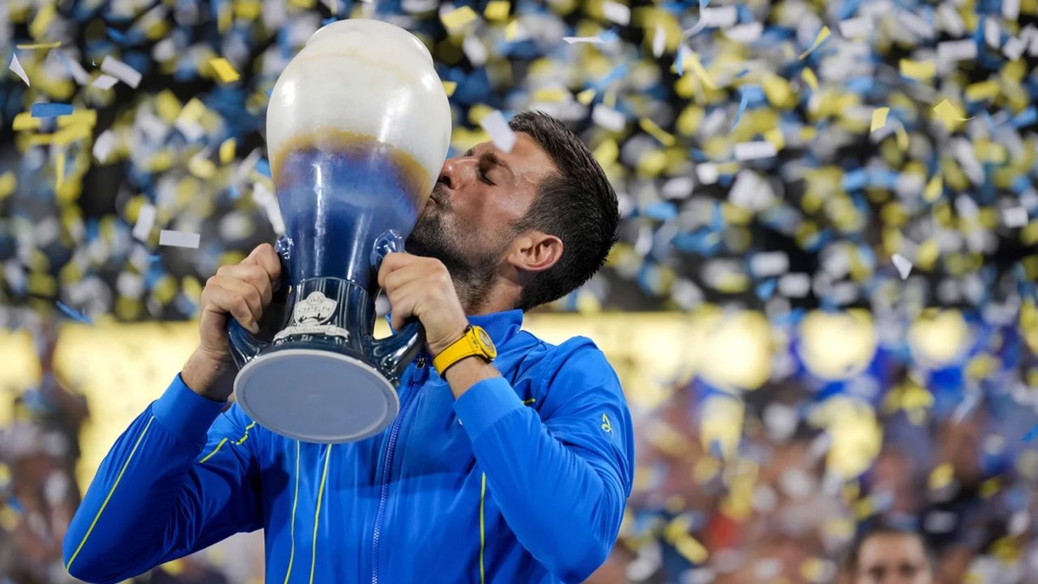 Novak Djokovic besa la Copa Rookwood después de derrotar a Carlos Alcaraz durante la final individual masculina del torneo de tenis Western & Southern Open, el domingo 20 de agosto de 2023, en Mason, Ohio.