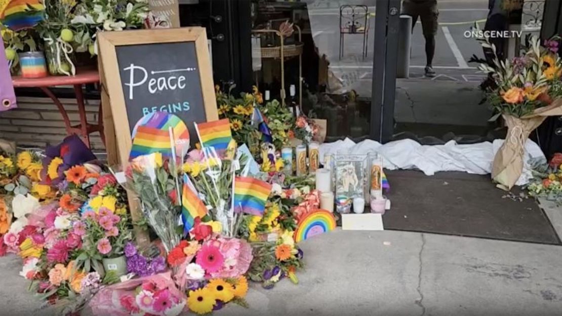 Un monumento fuera de una tienda de ropa en Cedar Glen, California, donde las autoridades dicen que la propietaria fue asesinada después de una discusión sobre una bandera del orgullo.