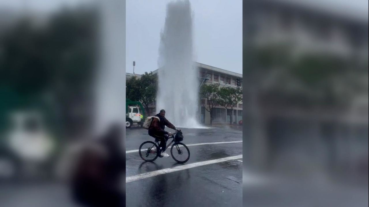 CNNE 1439118 - la tormenta hilary provoco un impresionante "geiser" de agua en el medio san diego