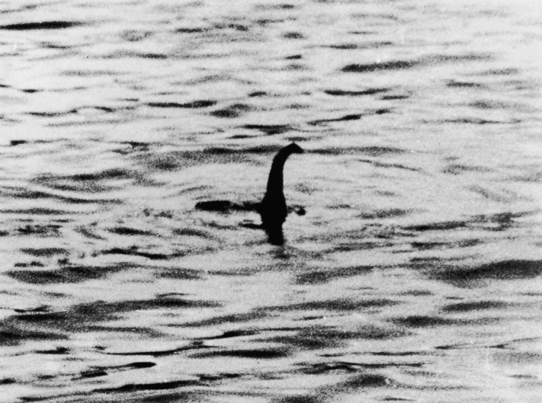 Una de las dos fotografías, conocidas como "fotografías del cirujano", del monstruo del lago Ness, cerca de Inverness, Escocia, 19 de abril de 1934. Posteriormente se descubrió que la fotografía era un engaño.