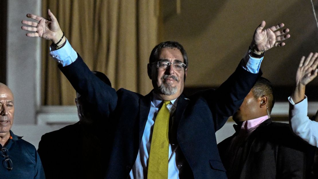 Bernardo Arévalo celebra los resultados de la segunda vuelta de las elecciones presidenciales en la Ciudad de Guatemala, el 20 de agosto de 2023.
