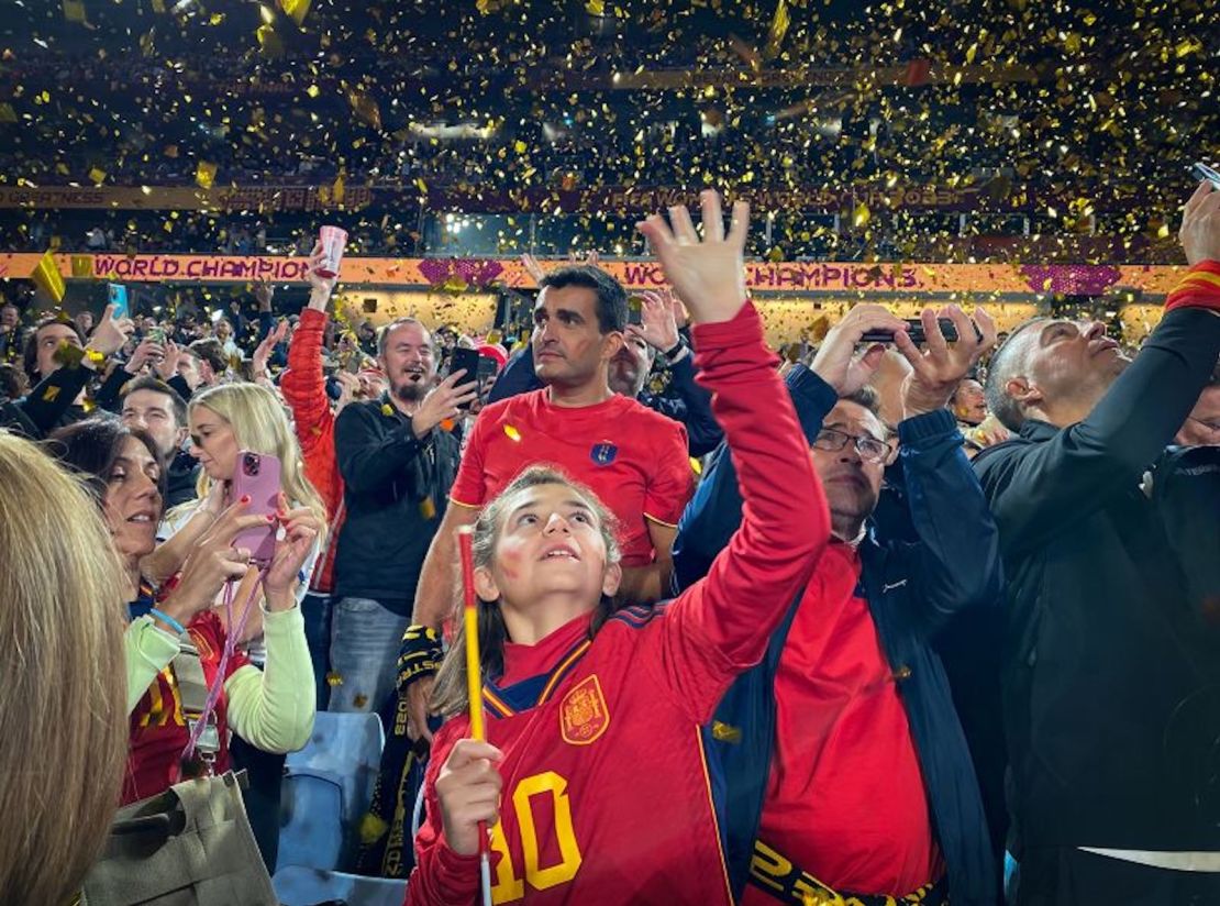 Un joven seguidor de España celebra la victoria de La Roja contra Inglaterra en la final del Mundial.