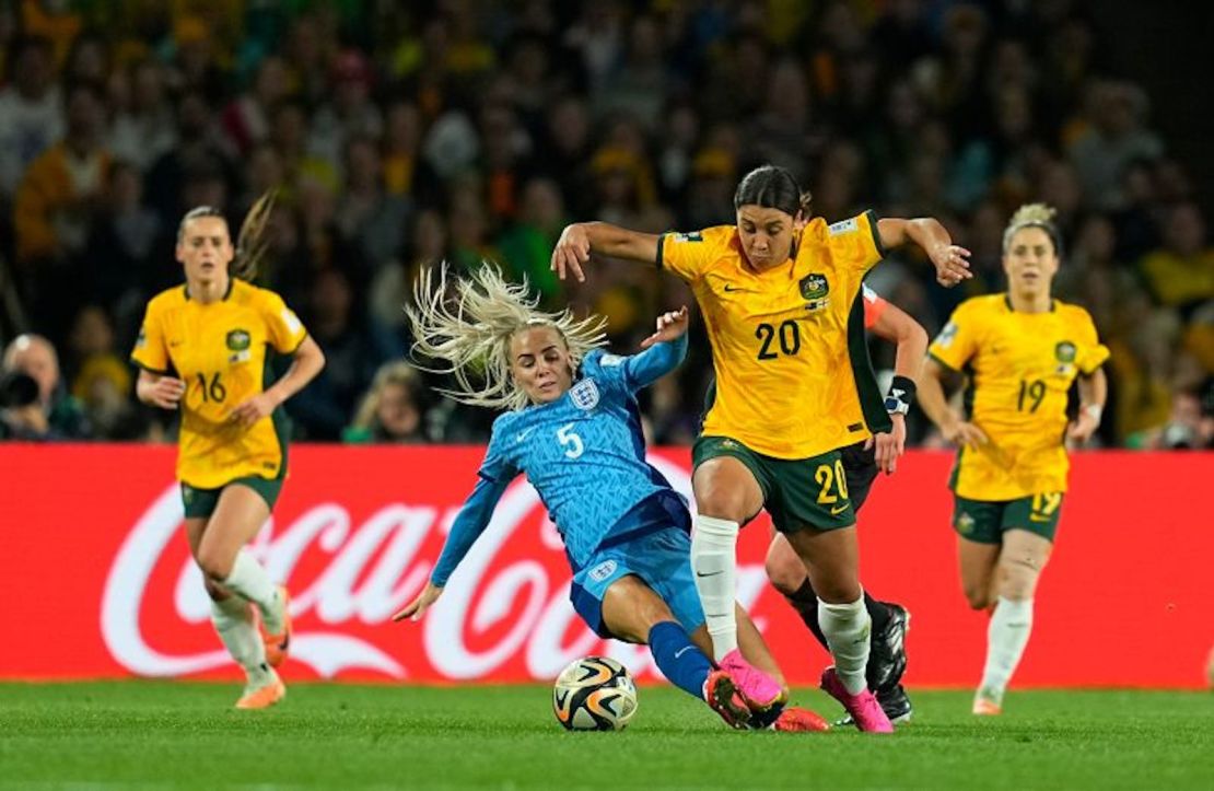 Sam Kerr, de Australia, y Keira Walsh, de Inglaterra, luchan por el balón durante su dura semifinal.