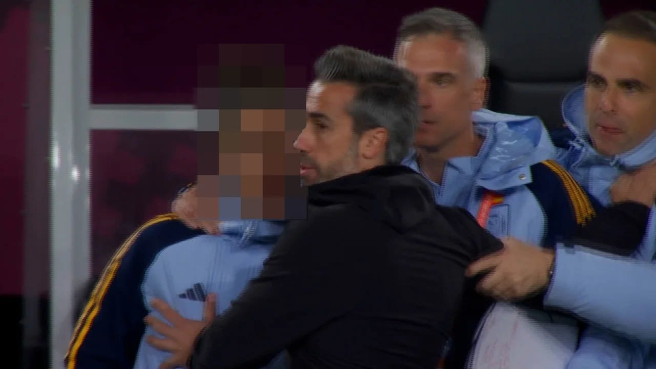 El momento en que el entrenador de España, Jorge Vilda, es visto tocando inapropiadamente a una mujer de su equipo durante la final de la Copa Mundial Femenina el domingo. CNN ha difuminado el rostro de la mujer para proteger su identidad.